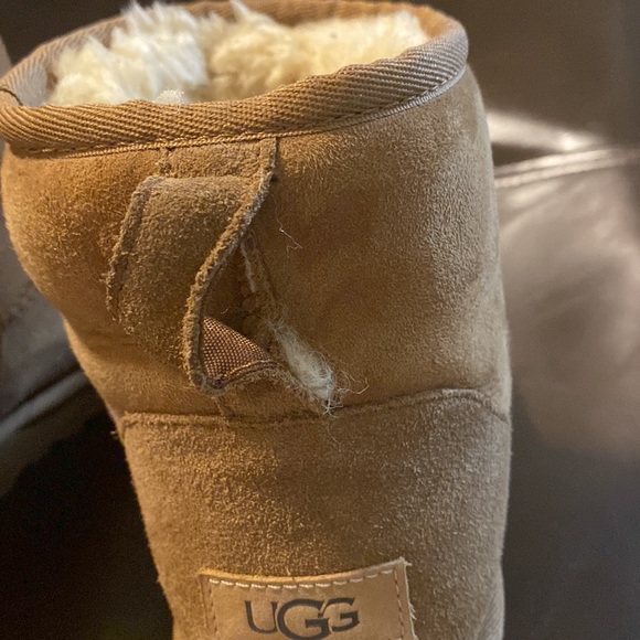 UGGS - Picture 4 of 4